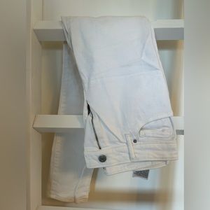 White Levi’s High-rise skinny jeans. Size 28